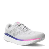 Championes de running New Balance Evoz para mujer, color gris claro con detalles en fucsia y violeta en la entresuela. Presentan la tecnología Fresh Foam en la mediasuela y el logo "N" en los laterales.