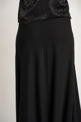 Falda midi negra de punto acanalado, corte recto y cintura elástica.