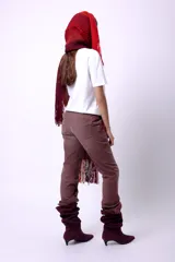 Bufanda larga tejida en telar con lana merino, con diseño a rayas verticales en tonos marrón, beige y rojo.