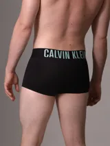Bóxer negro Calvin Klein de microfibra, con cintura elástica con el logo de la marca en color celeste. Pack de 3 unidades.
