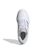 Championes urbanos Adidas Courtblock Bold para mujer, color blanco con detalles iridiscentes en las tres tiras laterales y logo en el talón. Plataforma baja y cordones blancos.