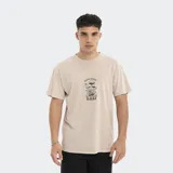 Remera beige de corte oversize con cuello redondo y estampado de hongos y texto 'Going Green' en el frente.