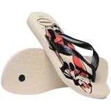 Ojotas Havaianas con estampado de Mickey y Minnie Mouse sobre una tabla de surf.