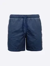 Short de baño azul con cintura elástica ajustable con cordón.
