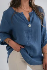 Blusa celeste jean de lino con escote en V y manga 3/4.
