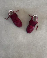 Zapatillas deportivas marrones de cuero vacuno con cordones y suela de goma.