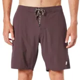 Short de baño color bordó, con cordón ajustable en la cintura y logo de la marca en la pierna.