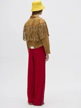 Campera de jean marrón claro con flecos en el pecho y mangas.