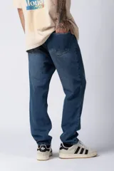 Pantalón de jean gris con efecto lavado, corte mom fit, tiro alto y pierna recta.