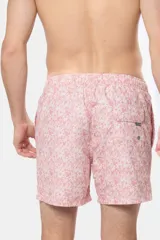 Short de baño celeste con estampado de flores blancas, cintura elástica con cordón ajustable, dos bolsillos laterales y suspensor de malla fina.