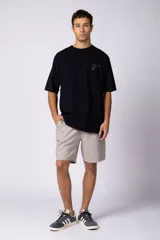 Bermudas color beige de lino, con cintura elástica y bolsillos laterales.