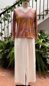 Remera rosa de manga larga con escote en V y estampado botánico.