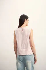 Blusa sin mangas con estampado a rayas verticales color verde y blanco.