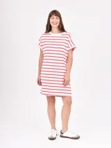 Vestido corto blanco con rayas horizontales rojas, de corte recto y mangas cortas con dobladillo.