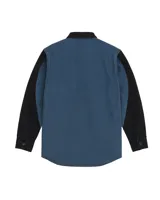 Camisa de denim azul y negro con cortes curvos y simétricos, cierre frontal de alpaca y cuello en cuero vacuno. Incluye bolsillos delanteros con bordado del logo Temblad.