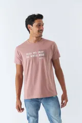 Remera de hombre color ocre con estampado frontal con la frase 'Relax and enjoy the winter mood' y logo de la marca Mistral.