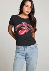 Camiseta negra de algodón con estampado del logo de los Rolling Stones en rojo.