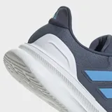 Championes de running Adidas Ultrarun 5, color azul oscuro con tres franjas laterales en celeste y suela blanca gruesa.