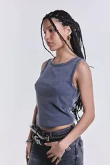 Musculosa gris con efecto lavado, corte ajustado y tachas plateadas en cuello y sisas.