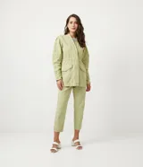 Campera parka color verde claro, de corte holgado, con cuello en V, bolsillos delanteros y puños abotonados.