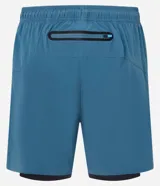 Bermuda deportiva azul con short de compresión interno, cintura elástica con cordón ajustable y bolsillo trasero con cierre.