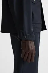 Guantes de cuero marrón con forro interior de punto y ajuste elástico en la muñeca.