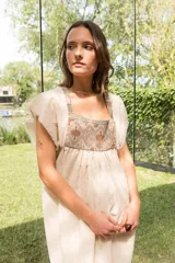 Túnica color beige de lino con bordado artesanal en el frente y espalda.