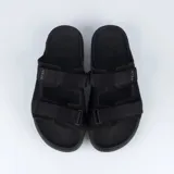 Sandalias deportivas Veja modelo Arpoador, color negro, con dos tiras ajustables con velcro y suela gruesa con relieve.