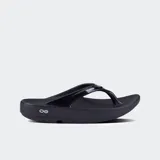 Sandalias tipo ojota negras con tira brillante y suela gruesa con tecnología de absorción de impacto y soporte de arco.