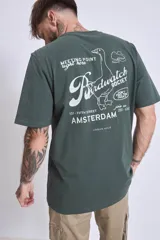 Remera de manga corta color marrón oscuro con cuello redondo y un pequeño texto bordado en blanco en el pecho.