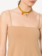 Vestido midi color beige de tela de punto lisa, con escote y espalda rectos, breteles finos y falda con corte en línea A.