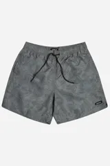 Short de baño gris con estampado abstracto, corte oversize, cintura elástica con cordón, dos bolsillos laterales y uno trasero.