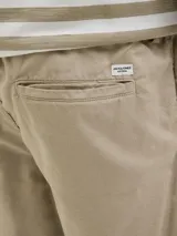 Short chino color beige de fit relajado con tiro semi caído. Cintura con cierre de cremallera y cordón ajustable. Bolsillos delanteros y traseros. Confeccionado en tejido canvas de algodón y lino.