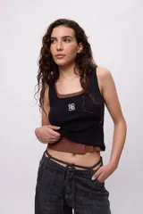 Musculosa marrón de lycra y algodón, con logo bordado en color amarillo.