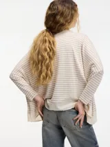 Sweater negro a rayas horizontales con cuello redondo y mangas largas ajustadas.