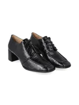 Zapato de vestir negro con textura símil piel de cocodrilo, cordones finos y tacón cuadrado.