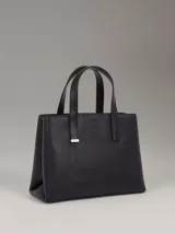 Cartera tipo tote de cuero sintético color negro, con doble asa corta y correa larga desmontable.