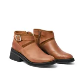 Bota corta de cuero color marrón con cierre lateral, suela de goma negra y hebilla decorativa.