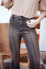 Pantalón de jean color gris oscuro con corte acampanado y alforza central.