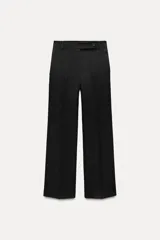 Pantalón negro de tiro medio, con trabillas en la cintura, bolsillos laterales y de vivo en la espalda, raya planchada en el delantero y pierna recta.