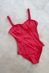 Malla enteriza negra entallada con ganchito en la espalda para cerrar. Espalda descubierta y bottom ancho.