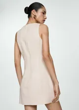 Vestido corto color beige de lino y viscosa, con escote en V y lazo decorativo en el centro.