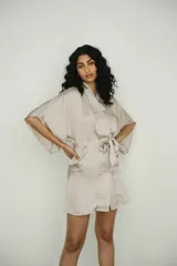 Bata corta color blanco de seda suave con mangas anchas y lazo para atar en la cintura.