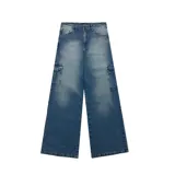 Pantalón de jean azul de corte ultra baggy con bolsillos cargo laterales.