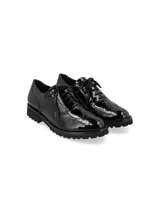 Zapato Oxford color bronce con detalles de perforaciones y suela blanca de goma.
