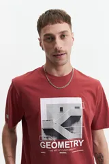 Remera gris de manga corta con estampado de escalera y texto en el frente.