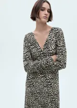 Vestido largo de tejido fluido con estampado de leopardo, escote en pico y manga larga.