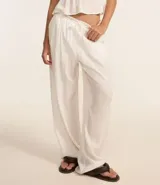 Pantalón recto de viscosa texturizada color blanco, con lazo en la cintura.