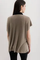 Blusa color beige de tejido de punto con lurex, de mangas cortas y corte holgado.