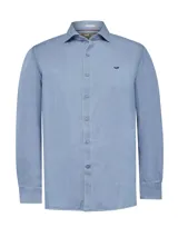 Camisa de manga larga celeste confeccionada en denim de algodón orgánico, con botones de madera teñidos al tono y cuello italiano. Presenta un corte moderno y logo bordado en el pecho.